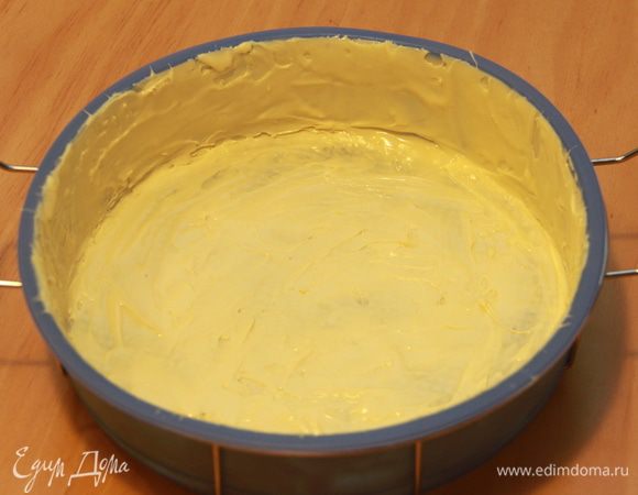 Силиконовую форму смазать растопленным шоколадом (я растапливаю шоколад в микроволновке, периодически доставая и помешивая). Убрать в морозилку на 20 минут. Процедуру повторить.