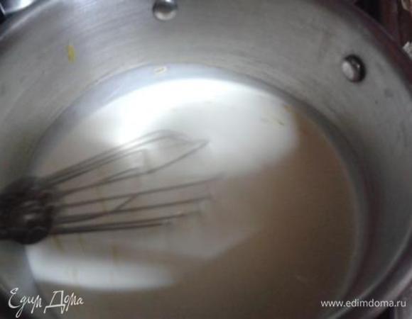 Помешивая, сливки, ванилин, сахар, цедру подогреть до появления пузырьков на краях кастрюли (не доводить до кипения).