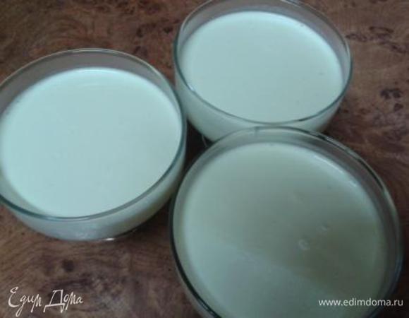 Положить желатин в сливки чтобы растворился.Перемешать. Слегка остудить, разлить по креманкам, поставить в холодильник.