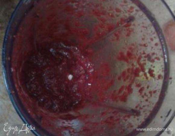 Малину измельчит в блендере с сахаром и соком лимона. По желанию малину можно протереть через сито. Оставить пока застывает пана-котта.