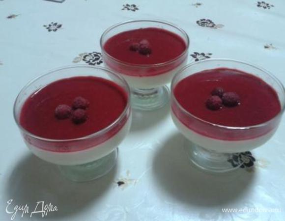 На застывший десерт налить сверху кули, украсить по желанию и подавать.