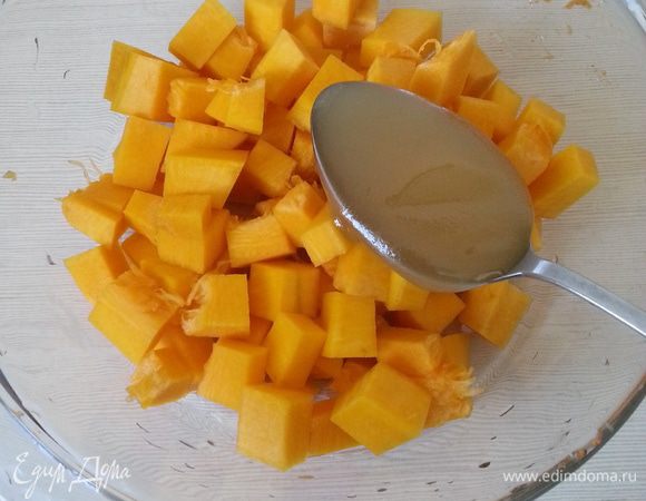 Чистим, нарезаем тыкву, добавляем мед, отправляем в микроволновку на 5 минут, перемешиваем и еще на 5 минут.