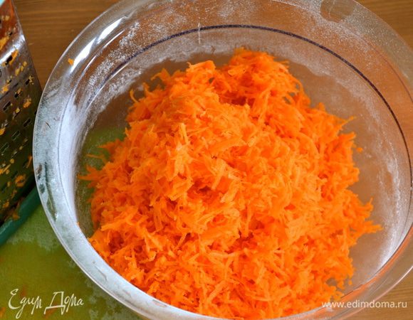 Морковь я предпочитаю натереть вручную, (а не в блендере разбить) когда использую ее для выпечки... Поэтому, это самое трудоемкое и энергозатратное мероприятие при приготовлении этого теста! ))))  