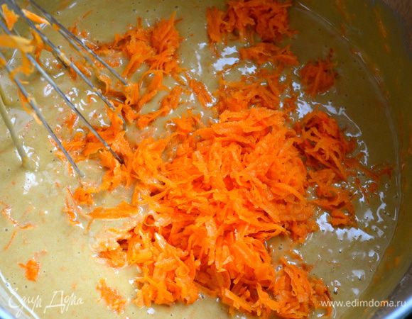 Итак, в самом конце положить натертую морковь и еще раз как следует все перемешать.