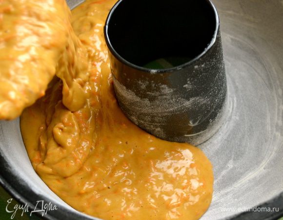 Духовку включить разогреваться на 180 С. Форму для кексов с дыркой в центре смазать маслом и присыпать мукой. Вылить тесто в форму и поставить выпекаться кекс приблизительно на один час. Готовность кекса обязательно проверить деревянной шпажкой - она должна выходить из него сухой.