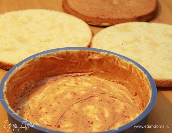 Простой бисквит разрезаем на 2 коржа, пропитываем коньяком. Силиконовую форму с шоколадным слоем  смазываем тонким слоем кёрда.