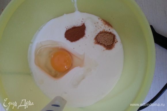 В кефир добавляем яйцо, соду, разрыхлитель, имбирь и корицу.