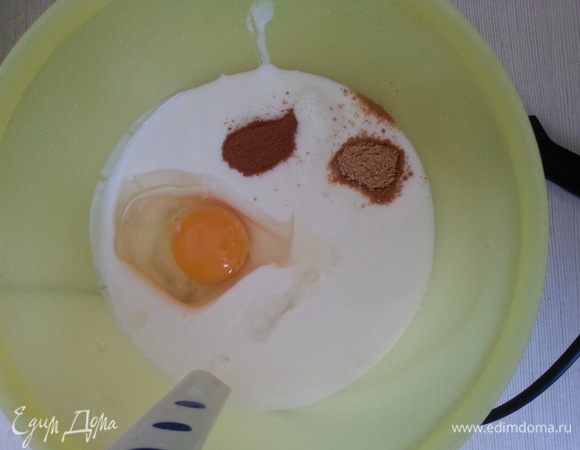 В кефир добавляем яйцо, соду, разрыхлитель, имбирь и корицу.