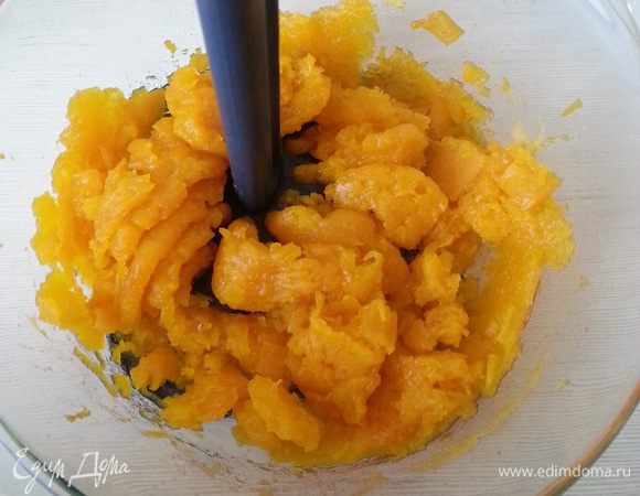 Тыкву превращаем в пюре, не делаю это блендером, пусть останутся небольшие кусочки.