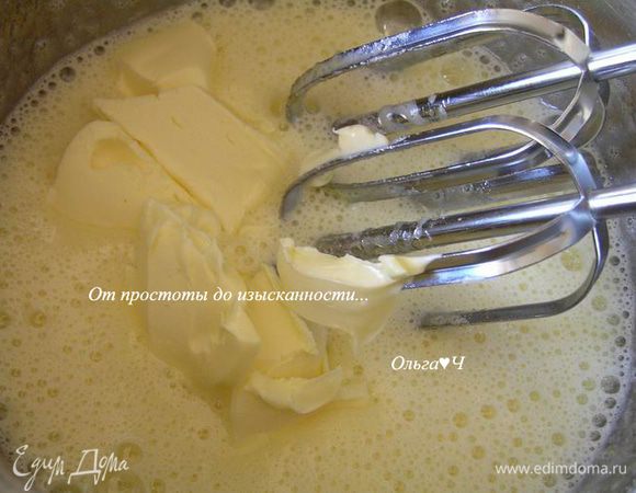 Добавить размягченное сливочное масло, еще взбить.