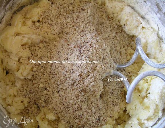 Добавить миндаль, ванилин и красное вино. 