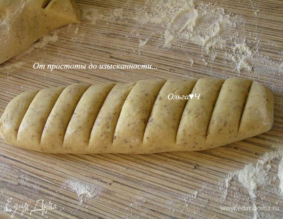 Из полученного теста сформировать 2 жгута, каждый надрезать на порционные кусочки толщиной 1-1,5 см.