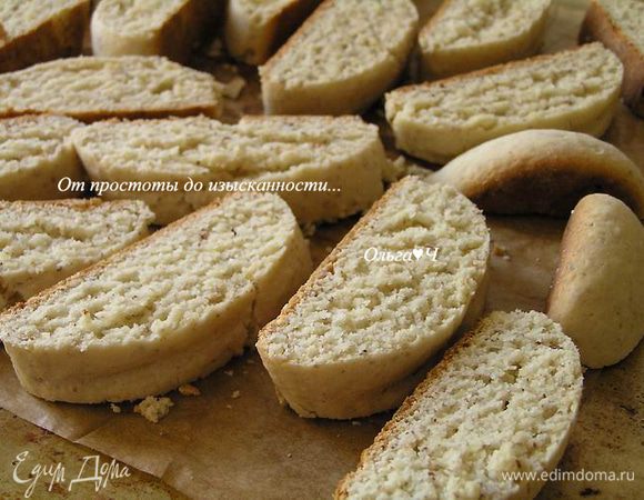 Переложить печенье на противень и выпекать еще 10 минут до румяности.