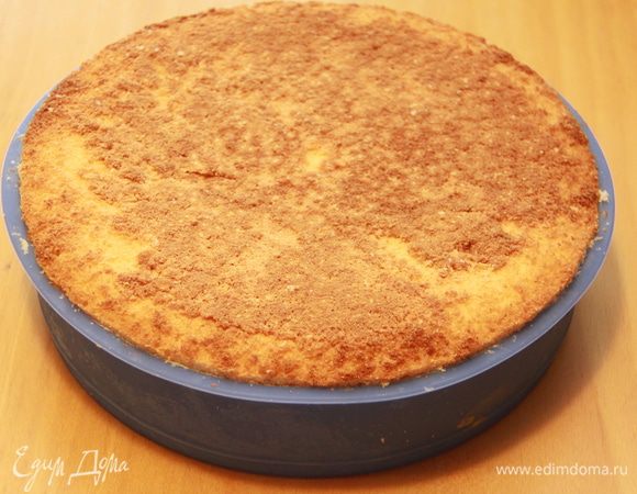 Теперь складываем коржи: самым первым кладём верхний корж простого бисквита, затем половину кёрда, затем женуаз, снова кёрд, и послений корж - нижняя часть простого бисквита. Убираем конструкцию на час в морозилку.