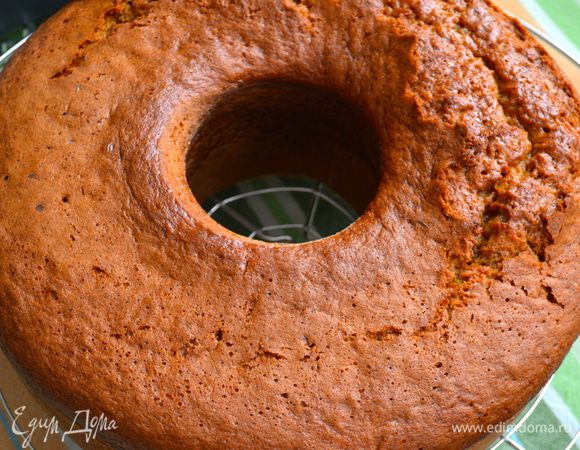 Готовый кекс достать из духовки, дать первые 15 минут постоять в форме, а затем переложить на решетку и дать ему полностью остыть.