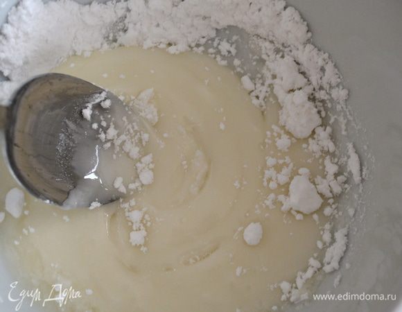 Для глазури подогреть ликер с водой и, постепенно вливая его к сахарной пудре, энергично перемешать.
