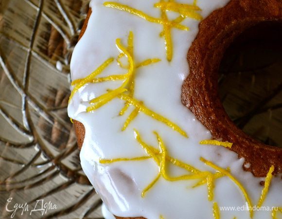 Переложить остывший кекс на сервировочное блюдо и полить сверху полученной глазурью, позволяя ей свободно стекать с кекса.