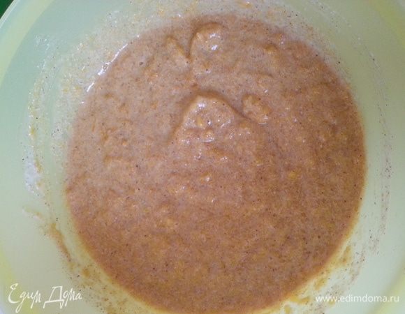 Добавляю тыквенное пюре в смесь, просеиваю туда же обычную муку, может уйти несколько другое количество муки, нежели 4-5 ложек, зависит от многого, в том числе тыквы. По консистенции напоминает как на оладушки. Разливаю в формочки для маффин и выпекаю в разогретой до 180 С духовке 45-50 минут. Можно добавить больше муки (до консистенции пельменного теста), раскатать в пласт и вырезать формочками для печенья.