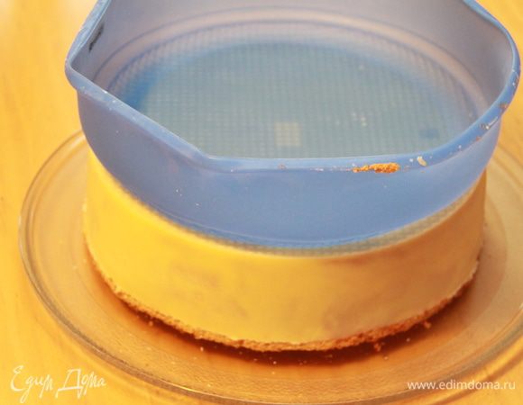 Через час достаём торт из морозилки, переворачиваем на поднос/блюдо и осторожно, стараясь не повредить шоколад, снимаем силиконовую форму.