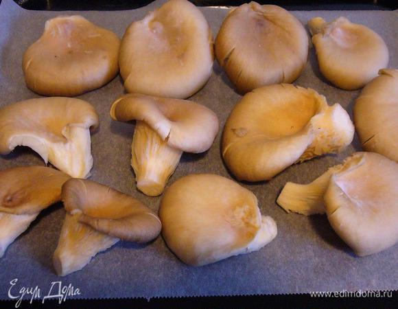 Разогреть духовку до 220°C. Противень выстелить бумагой для выпечки. Вёшенки почистить (не мыть!) и выложить на противень. 