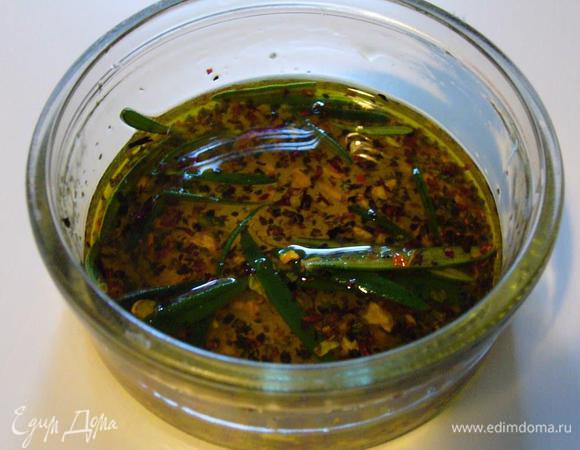 Розмарин помыть, обсушить, стряхнув, или бумажным полотенцем. Собрать иголочки. Добавить оливковое масло (2 ст.л.), соль, смесь перцев и факультативно чеснок. 