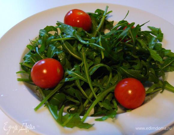 Рукколу промыть, перебрать, обсушить, выложить на дно тарелки. Помидоры черри помыть, обсушить. Можно нарезать половинками, я оставила целыми. Помидоры отправляются к рукколе.