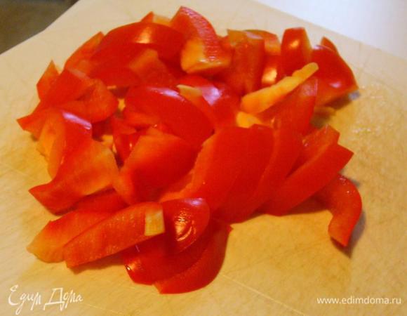 Перец помыть, избавить от семечек и внутренностей. Нарезать небольшими дольками (более эффектно, конечно, вдоль длинными полосками).