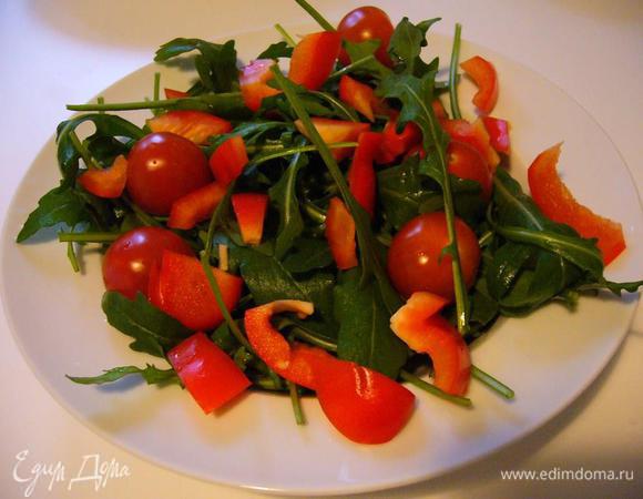 Раскидать перец в художественном беспорядке на подушке рукколы.