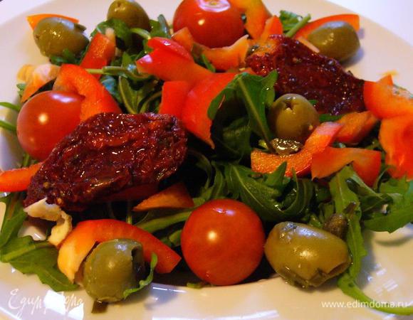 Украшаем вялеными томатами и маслинами / оливками. 