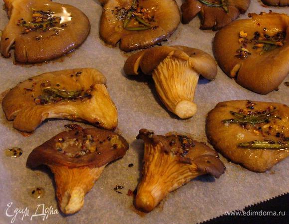 Вынимаем готовые грибы из духовки. Даём минутку-другую подышать, прежде чем отправлять на салат.