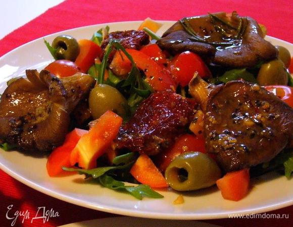 Аккуратно выкладываем грибы на салат. Щедро поливаем заправкой. Если делать с использованием пармезана или пекорино, то сыр лучше всего нарезать с помощью чистилки для овощей.