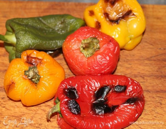 Разогреть духовку .
Положить перцы на решетку и запечь 15-20 минут. Переложить в миску, накрыть крышкой и оставить на 10-15 минут. Немного остудить, снять кожицу, очистить от семян.
