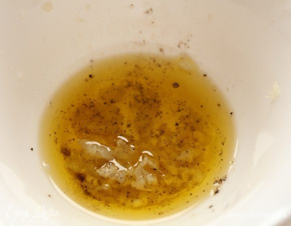 Приготовить соус: налить оливкового масла,посолить.поперчить.выдавить чеснок,добавить лимонного сока.Перемешать