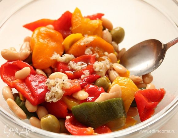 Заправить салат, перемешать и оставить на 10 минут.

