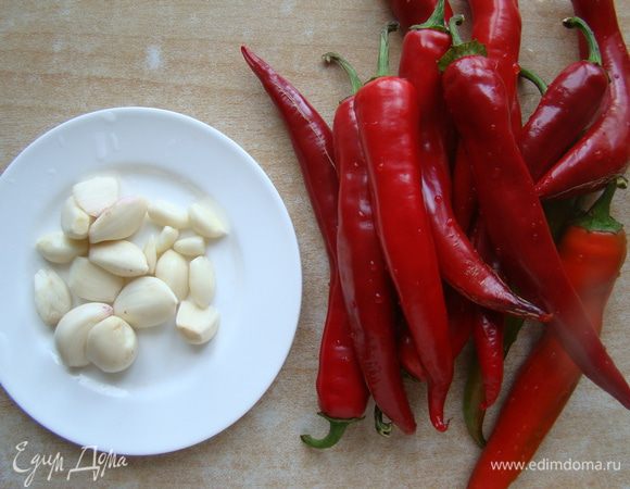 Моем перец, чеснок разбираем на дольки.