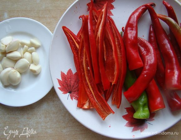 Треть перцев очистить от зерен и перепонок.