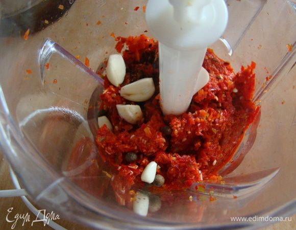 Весь перец вместе с чесноком измельчаем в блендере.