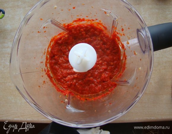 1 стручок перца я добавляю позже, чтобы потом в соусе попадались кусочки.