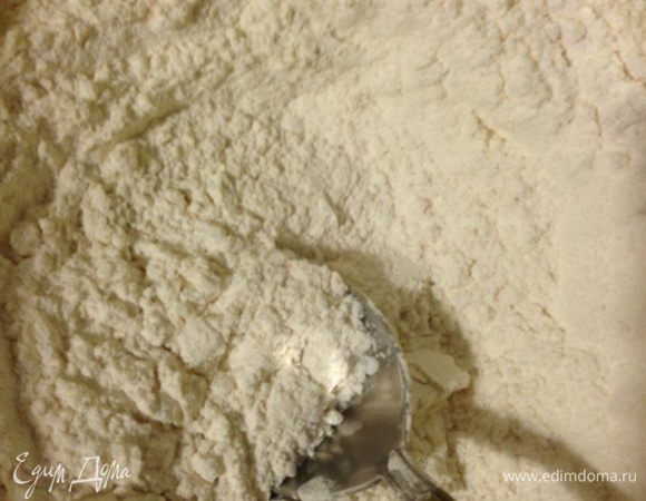 В отдельной миске смешайте муку, разрыхлитель и соль.