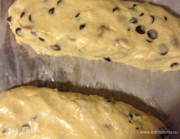 Сформируйте два батончика (для удобства я смачиваю руки холодной водой) и переложите их на бумагу для выпечки. 