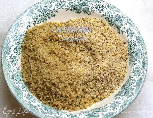 Первым делом измельчаем орехи, по-отдельности, можно при помощи блендера или кофемолки, не в муку, но мелко. Затем соединяем обе массы.