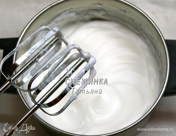 Белки (они должны быть холодные!) взбиваем со щепоткой соли при помощи миксера в устойчивую массу, чтобы она не стекала по стенкам, если Вы переворачиваете миску. 