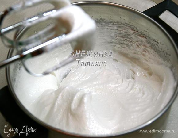 Сахар смешиваем с ванилином. Продолжая взбивать белки, вводим ароматный сахар буквально по одной столовой ложке. В конце несколько секунд взбиваем массу, она будет глянцевой и упругой.