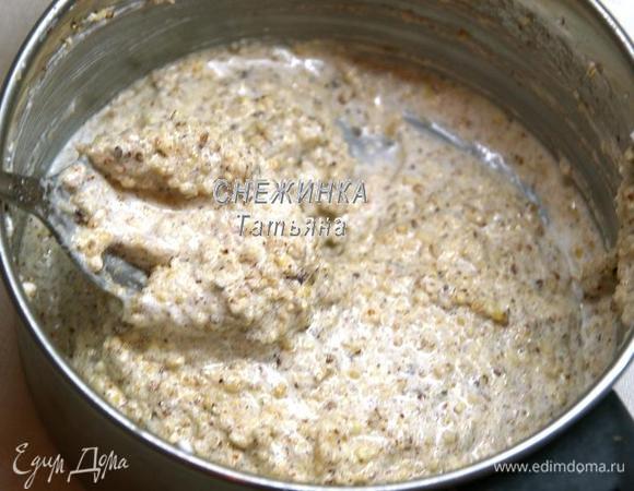 Продолжая взбивать на небольших оборотах, всыпаем постепенно орехи. Всё, миксер выключаем, ложкой ещё раз аккуратно перемешиваем массу.