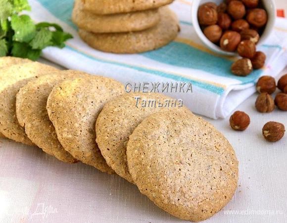 Ставим выпекаться в разогретую духовку при 130С-150С. Тут у меня было так: я разогревала духовку до 130С (у меня не поддерживается температура) и делала самый маленький огонь. Прошёл ровно 1 час, когда у меня было готово печенье, в готовом виде оно должно быть равномерного  кремового цвета. Но Вы ориентируйтесь по духовке и величине печенюшек, чем меньше они, тем быстрее пропекутся. Может уйти от 30 минут до 1 часа. 