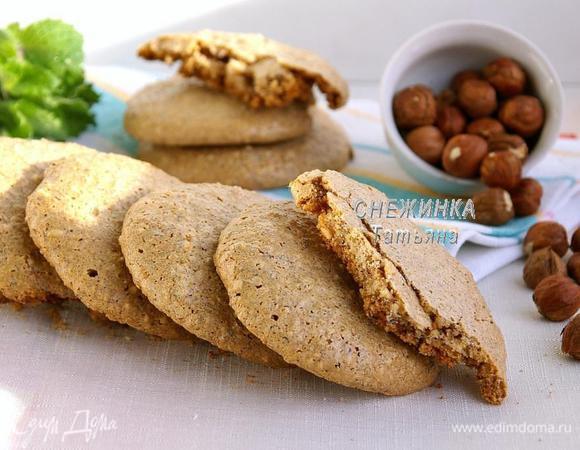 Готовому печенью даём немного остыть на противне, затем аккуратно снимаем. Оно очень хрупкое! Полностью остывшее печенье подаём к чаю или кофе. 