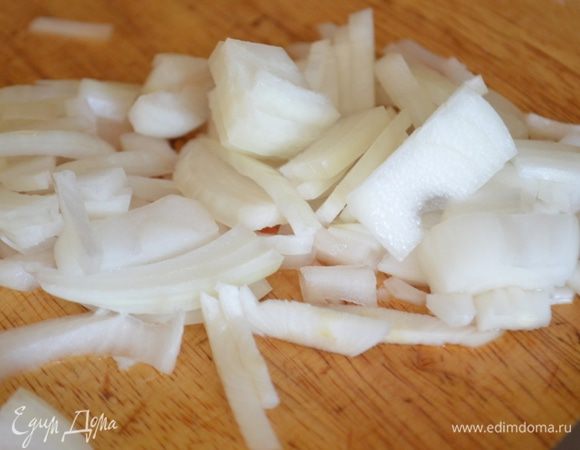 Лук нарубить на кубики.