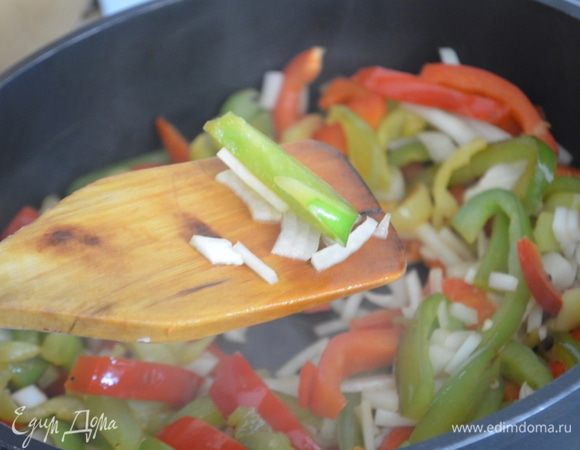 Добавить лук и жарить еще 5-8 минут до мягкости овощей.
