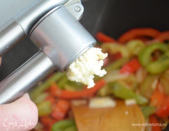 Добавить чеснок, пропущенный через пресс и тушить все вместе около 10 минут.
