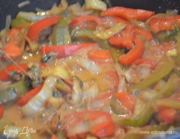 Влить уксус, посолить и поперчить.
